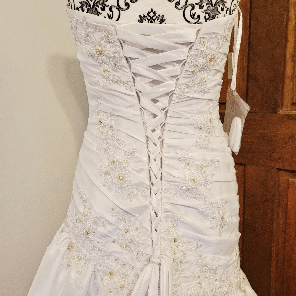 A&T 4414 White Bridal Gown Sz 8 - Picture 10 of 16